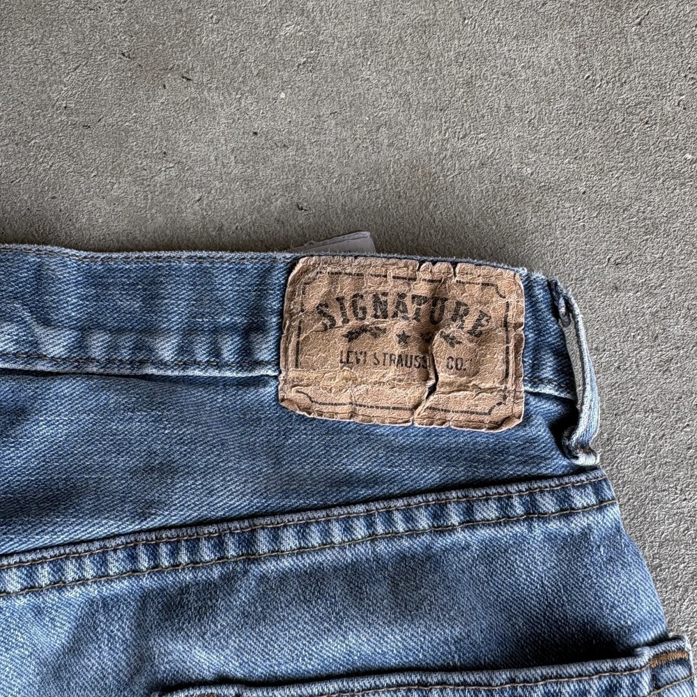 Signature Levi Strauss Jeans Mens 30x32 light Washed Distressed Straight Denim - Picture 3 of 4